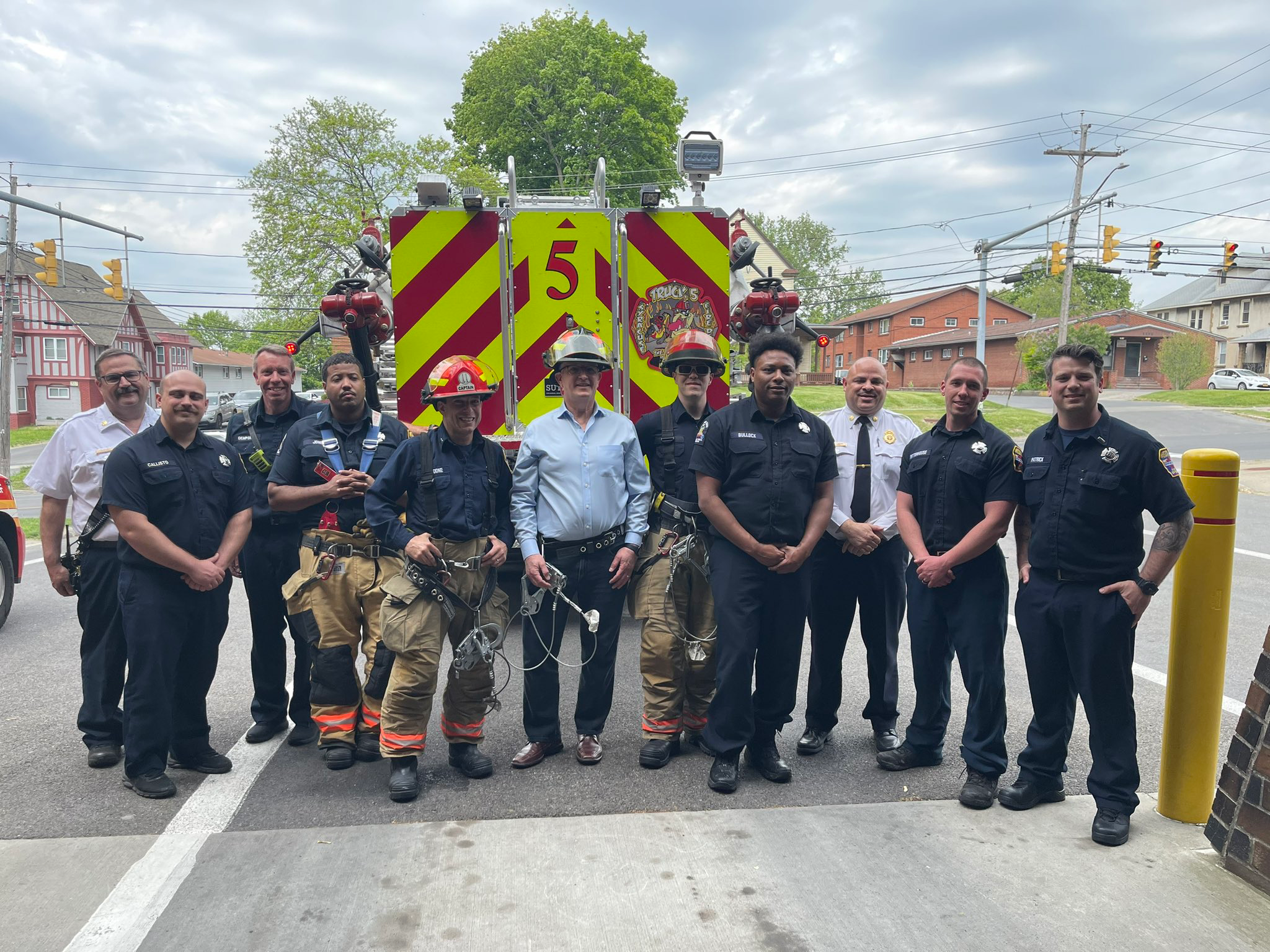 Rep. Williams congratulates Chief Monds